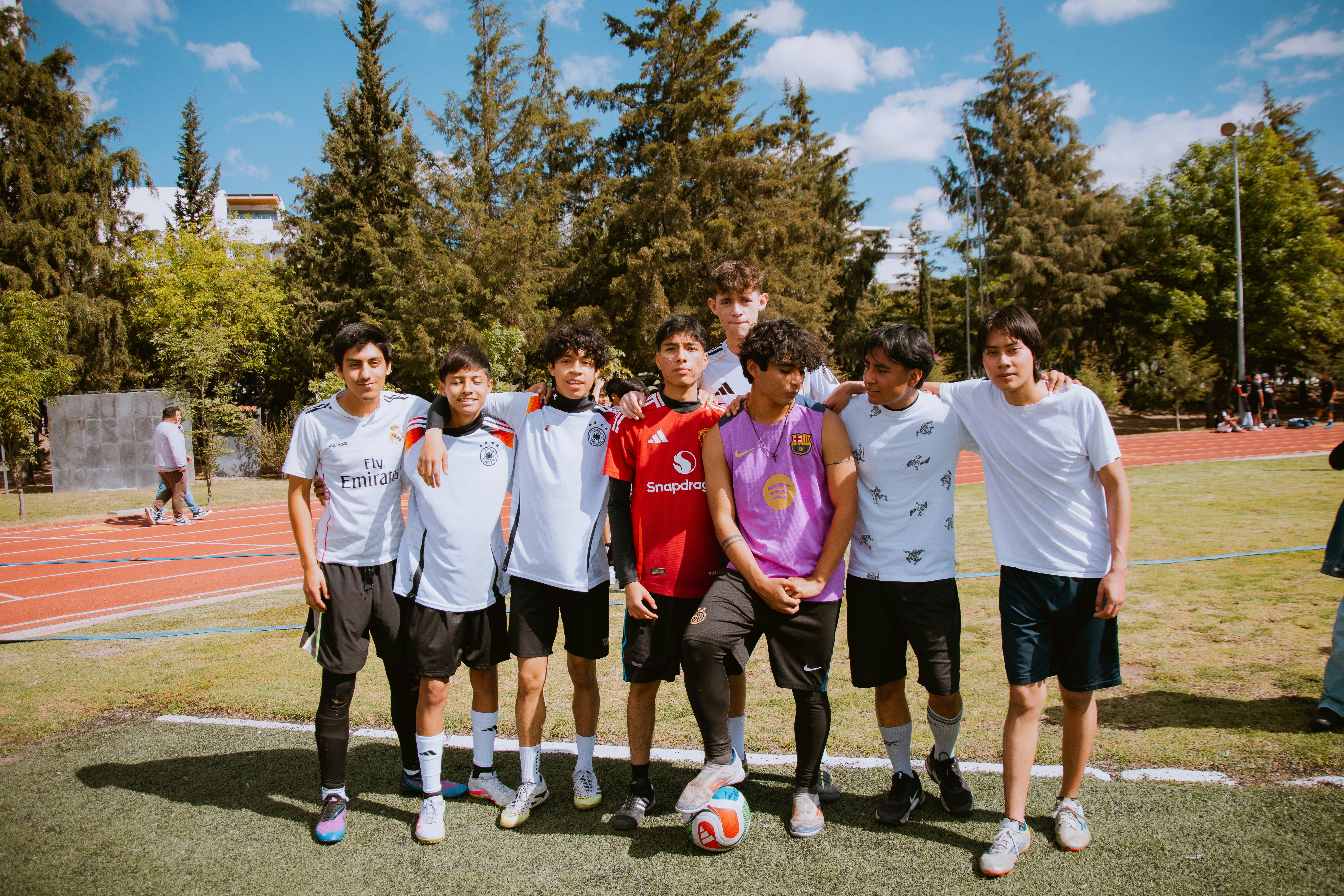 见缝插针！东契奇灵巧背运穿越2人防守 直捣黄龙拉杆打中