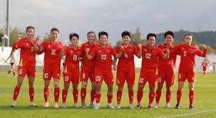 内马尔社媒转发踢野球视频，身穿76人艾弗森球衣